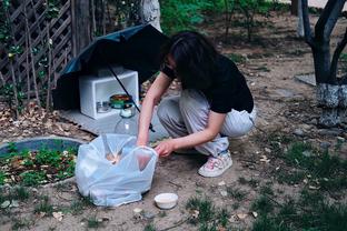 阿媒挑事？TNT晒图：C罗穿上了梅西的长袍，不一样的是没有世界杯